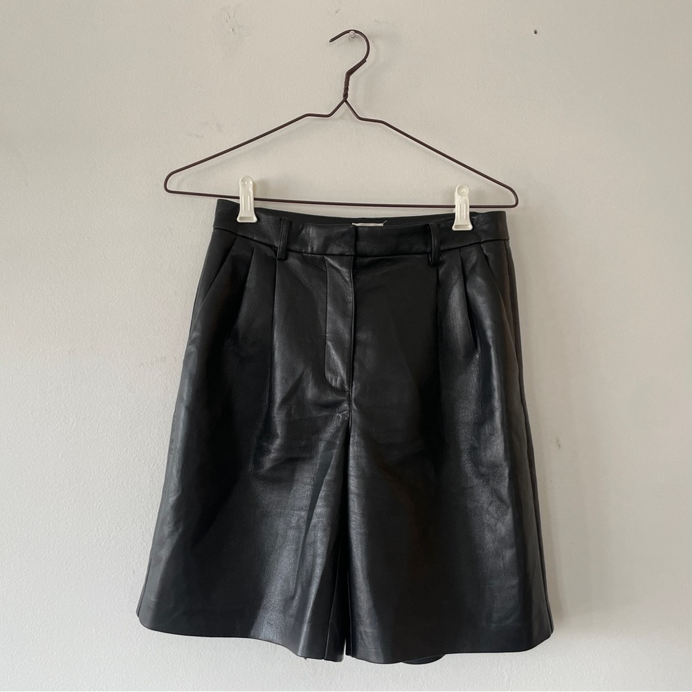 Aritzia Wilfred Vegan Leather Shorts Women’s Size 2